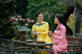 Thiếu nữ đẹp dịu dàng, tinh tế với nghệ thuật trà sen Hà Thành