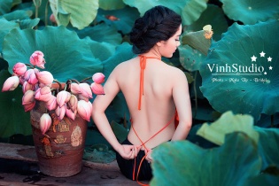 Thiếu nữ xứ Thanh thả dáng ngọc ngà, quyến rũ bên sen
