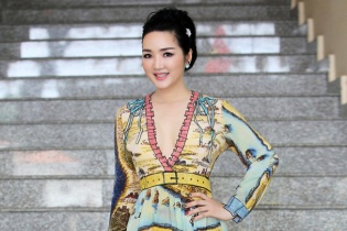 Giáng My diện "cây" hàng hiệu, khoe nhan sắc gợi cảm