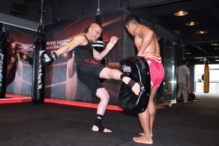 60 phút khổ luyện cùng huấn luyện viên Muay người Thái Lan