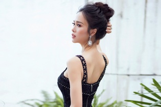Vũ Ngọc Anh diện đầm bó sát khoe đường cong hoàn hảo