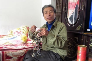 Gặp "dị nhân" có bộ móng tay dài nuôi hơn 30 năm 