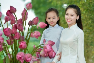 Hai chị em xinh đẹp điệu đà, nhí nhảnh bên sen
