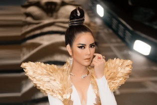 Lý Nhã Kỳ mặc lộng lẫy như Nữ hoàng Ai Cập ở rạp phim