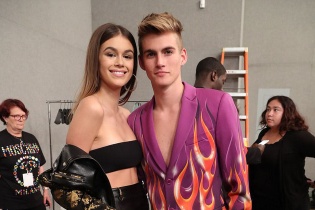 Hai con của Cindy Crawford nổi bật trong sự kiện thời trang