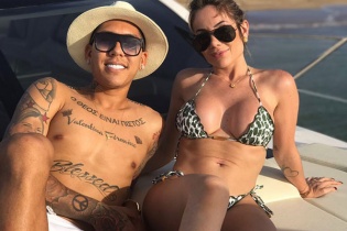 Vợ chồng Firmino thi nhau khoe body nóng bỏng