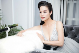 Nhật Kim Anh gợi cảm với đầm xẻ sâu tại sự kiện