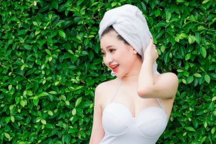Hot girl Ivy thả dáng nóng bỏng bên hồ bơi