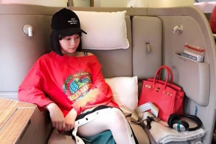 Mỹ nhân Hong Kong cặp đại gia U60, đi xe sang, xài tiền như nước