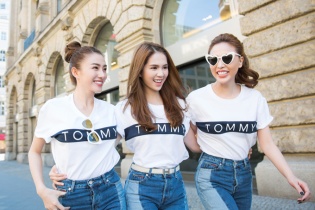  Ngọc Trinh, Quỳnh Thư, Lê Hà diện đồng phục dạo chơi ở Đức