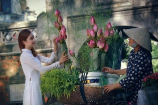 Thiếu nữ thướt tha với tà áo dài giữa lòng phố cổ Hà Nội 