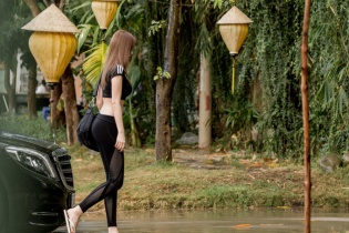 Ngọc Trinh tới học võ tại võ đường của Johnny Trí Nguyễn 