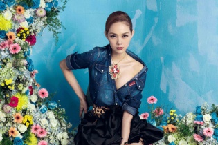 Ca sỹ Minh Hằng gợi cảm ở tuổi 30