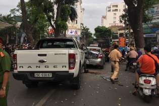 Hà Nội: Ford Ranger gây tai nạn liên hoàn, nhiều người trọng thương