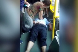 Lên cơn đau tim, tài xế xe buýt vẫn kịp dừng xe an toàn trước khi qua đời