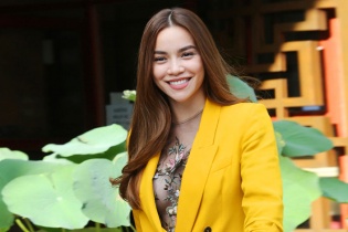 Hà Hồ mặc vest khoe vòng một gợi cảm