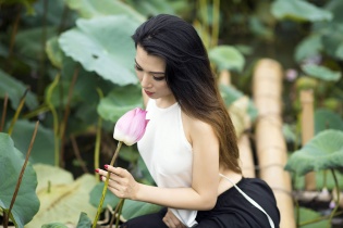 Thiếu nữ mong manh với yếm, khoe thân hình gợi cảm bên sen