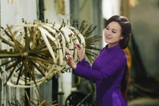Nữ phát thanh viên Truyền hình quân đội thướt tha áo lụa Hà Đông