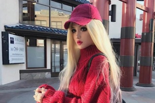 Mẫu nữ Trung Quốc nổi tiếng nhờ vẻ đẹp tự nhiên giống búp bê