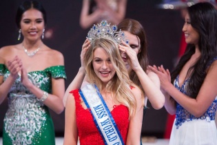 Nhan sắc tuổi 17 của Hoa hậu Thế giới Canada 2017