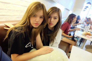 Cặp chị em song sinh xinh đẹp gây "sốt" mạng xã hội