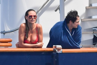 Siêu mẫu Heidi Klum nóng bỏng bên bồ trẻ kém 13 tuổi