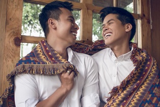 John Huy Trần cùng người yêu đồng tính dọn về nhà mới