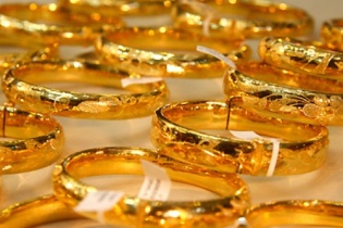 Giá vàng hôm nay 4/8: Áp lực gia tăng, vàng tiếp đà giảm 