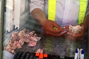 Trả phí BOT bằng tiền lẻ trong chai nhựa: Công an xử lý thế nào?