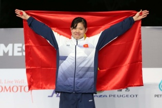 Ánh Viên xúc động khi nhận HC vàng đầu tiên ở SEA Games 29
