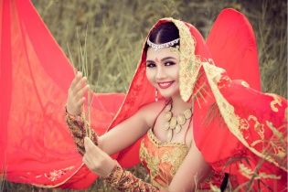 Nữ MC xinh đẹp, gợi cảm khi hóa thân cô gái Ấn Độ