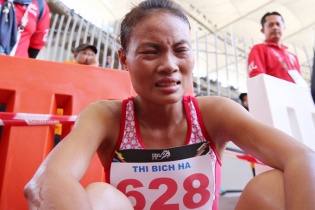 Phan Thị Bích Hà khóc tức tưởi vì đối thủ "chạy ở môn đi bộ"