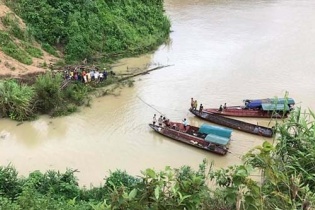 Hai người chết kẹt trong ô tô chìm nghỉm giữa lòng hồ sông Đà