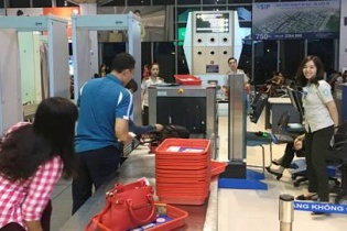 Gà kêu quang quác trên bàn cân ký gửi hành lý máy bay