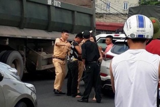 Khởi tố nhóm thanh niên "ngáo đá", đâm hỏng xe cảnh sát giao thông