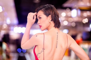Phương Mai sexy hết cỡ với váy hở lưng, xẻ táo bạo khoe hình xăm