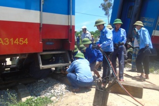 Thông tuyến đường sắt Bắc - Nam sau 13 tiếng tê liệt