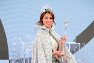 Gia thế "khủng" của tân Hoa hậu Hong Kong