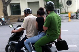 Hai cô gái bán mỗi gói tăm có giá 500-700 nghìn đồng bị người dân vây giữ