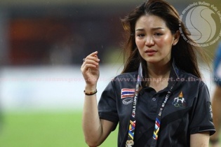 Nữ trưởng đoàn xinh đẹp U22 Thái Lan bất ngờ bị cho thôi việc