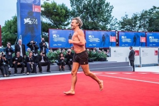 Nam diễn viên cởi trần, mặc quần đùi chạy trên thảm đỏ Venice