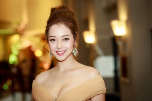 Jennifer Phạm khoe khéo vòng 1 với váy trễ nải