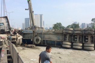 Hà Nội: Xe bồn "khủng" lật nghiêng, đường trên cao đang tê liệt