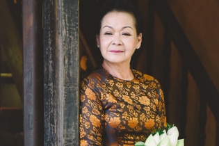 Khánh Ly: 4 lần sinh con đều nằm khóc vì đi đẻ một mình