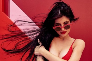 Cô út nhà Kardashian - từ bán hàng online thành nữ tỷ phú tương lai