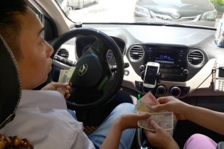 Tài xế Uber, Grab “ngã ngửa” vì bị truy thu thuế
