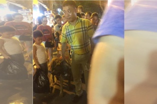 Dẫn chó dữ không rọ mõm, đeo xích vào phố Hàng Mã còn thách thức khi bị phản ứng