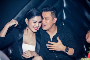 Việt Anh thân mật với hai bạn diễn phim "Người phán xử" trong quán bar