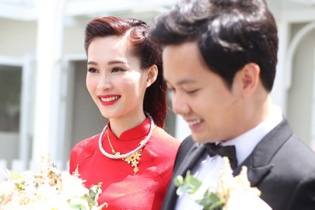 Hoa hậu Đặng Thu Thảo rạng rỡ lên xe hoa về nhà chồng