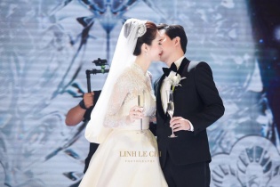 Khoảnh khắc ngọt ngào của Thu Thảo và chồng trong tiệc cưới